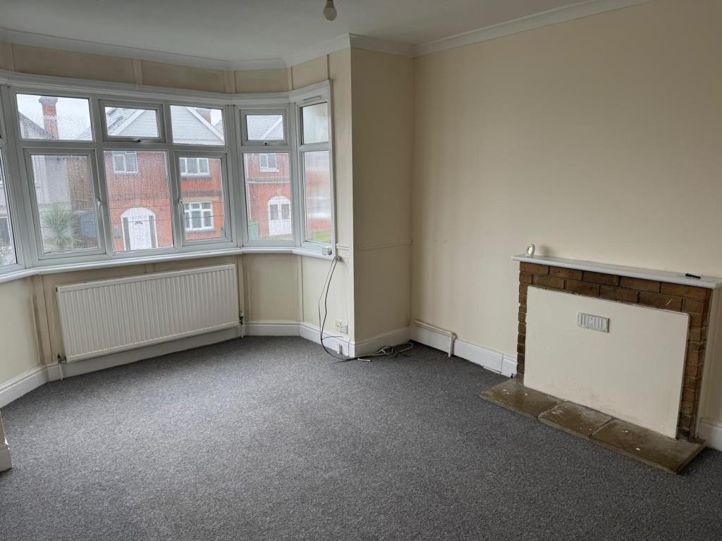 Lot: 143 - FIRST FLOOR FLAT FOR INVESTMENT - Living room with bay window